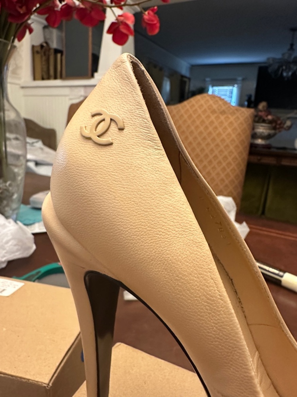 ✔️ CHANEL Cream and Black Two-Tone Platform Pumps - Picture 3 of 10